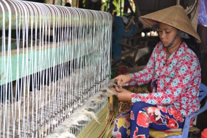  Chiếu Tân Châu: Từ rất lâu người dân Tân Châu đã dệt ra những manh chiếu trắng dùng trong sinh hoạt. Chiếu này được dệt từ sợi lát, là loại chiếu có màu trắng hình thức giản đơn. 