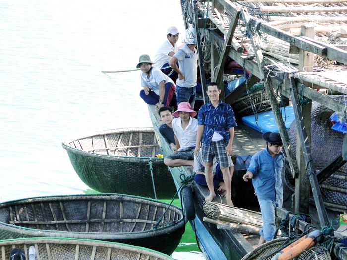 Ngư dân giữa Trường Sa. Ảnh: Văn Chương