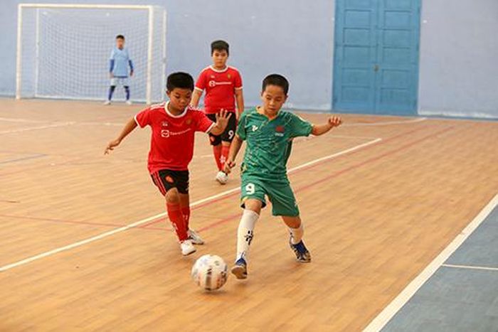 Trận chung kết cấp Tiểu học giữa hai đội Nha Trang gặp Vạn Ninh.