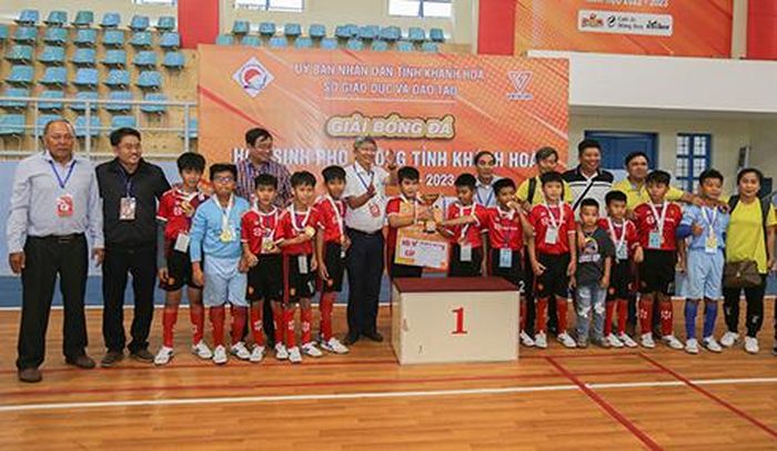 Đội bóng huyện Vạn Ninh đăng quang cúp vô địch giải ở cấp Tiểu học .