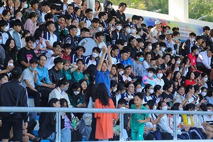 Đông đảo khán giả đến xem và cổ vũ cho các đội bóng thi đấu chung kết tại giải.