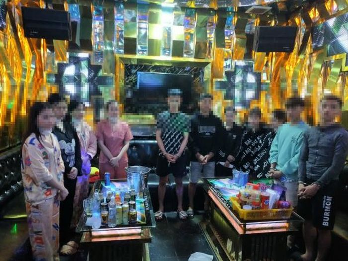 Các đối tượng cùng tang vật.