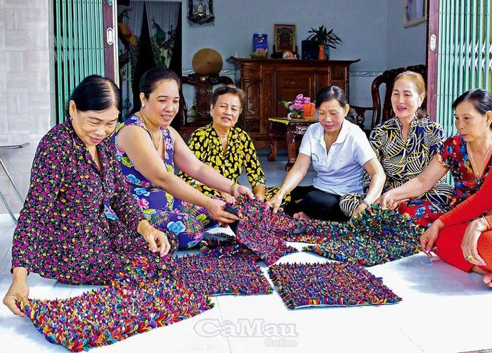 Phụ nữ ấp Ðường Ðào, xã Hồ Thị Kỷ, huyện Thới Bình, tận dụng vải vụn, đồ cũ may thảm chân.