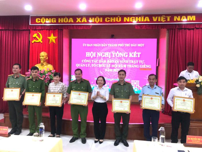 Lãnh đạo thành phố Thủ Dầu Một trao Gằng khen cho các tập thể cá nhân có nhiều đóng góp cho Lễ hội.