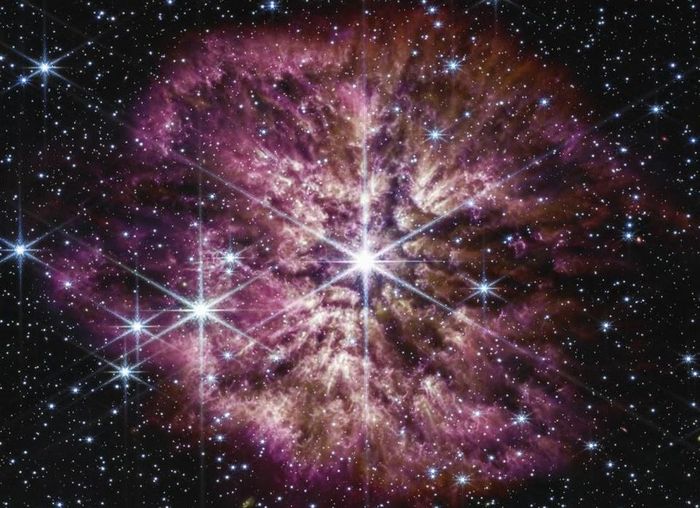 Ngôi sao Wolf-Rayet 124, ở giữa, tỏa ra luồng vật chất lớn, được cho là giai đoạn cuối cùng trước khi nó phát nổ. Bức ảnh do kính viễn vọng không gian James Webb chụp từ tháng 6/2022 nhưng mới được công bố. Ảnh: NASA/AP.