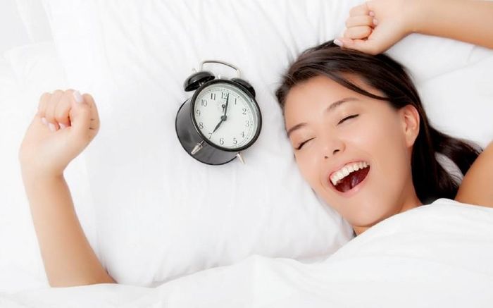 Hạnh phúc hóa ra hết sức đơn giản, nếu dựa trên phát hiện của các nhà khoa học Mỹ. Theo đó, chỉ cần ngủ đúng 7 giờ 6 phút mỗi đêm là có thể duy trì tâm trạng phơi phới hằng ngày.