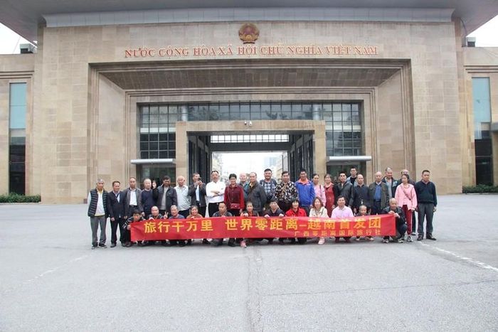 Bà Nguyễn Thu Hương, Phó Chủ tịch UBND TP Móng Cái cho biết, đã chỉ đạo các cơ quan liên ngành khối cửa khẩu rà soát lại các điều kiện về cơ sở vật chất, trang thiết bị và quy trình triển khai thực hiện. Phối hợp với bên bạn chuẩn bị các điều kiện đảm bảo phục vụ cho đoàn khách du lịch đầu tiên trong ngày hôm nay. Thành phố đảm bảo các dịch vụ phục vụ du khách theo tinh thần “Trách nhiệm - Thân thiện - An toàn”, góp phần phát triển du lịch của thành phố mang tính bền vững cho địa phương. 