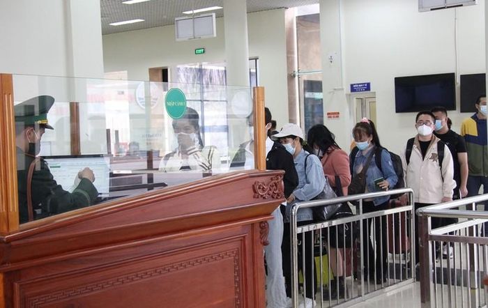 Người dân và du khách làm thủ tục xuất nhập cảnh.