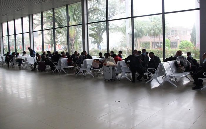 Cùng với đoàn khách du lịch Trung Quốc qua cửa khẩu Móng Cái vào Việt Nam, trong sáng ngày 15/3 cũng có một số đoàn khách Việt Nam sang Trung Quốc du lịch. 