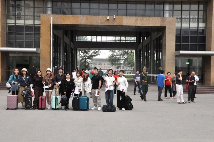 Trong buổi sáng, đoàn khách 38 người của Công ty Du lịch Thần Châu (Quảng Tây, Trung Quốc) đến từ nhiều địa phương Trung Quốc đã làm thủ tục nhập cảnh qua cửa khẩu quốc tế Móng Cái theo tour du lịch 4 ngày, 3 đêm tại: Móng Cái, Hạ Long và Hà Nội.