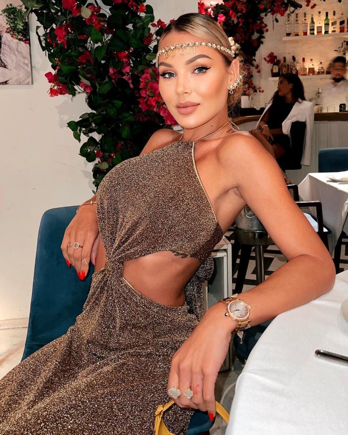 Trên trang Instagram cá nhân có hơn 409.000 người theo dõi, Dasha Lapushka thường xuyên đăng tải những hình ảnh nóng bỏng. 