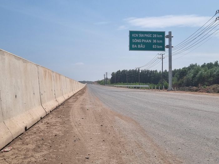 Một vị trí đã được gắn biển báo. 