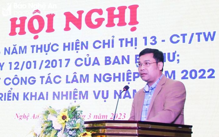 Đồng chí Nguyễn Hữu Hiến - Phó Chủ tịch UBND huyện Tương Dương báo cáo tham luận tại hội nghị. Ảnh: Văn Trường