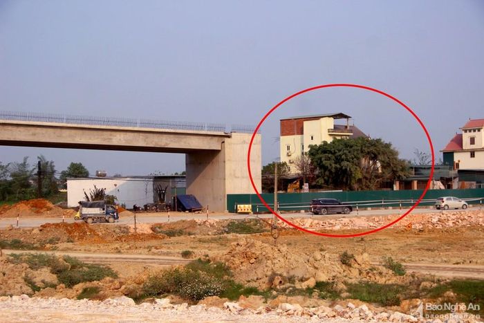 Căn nhà của ông Nguyễn Sỹ Thọ sát chân cầu vượt Quốc lộ 48 chưa được giải phóng. Ảnh: P.V