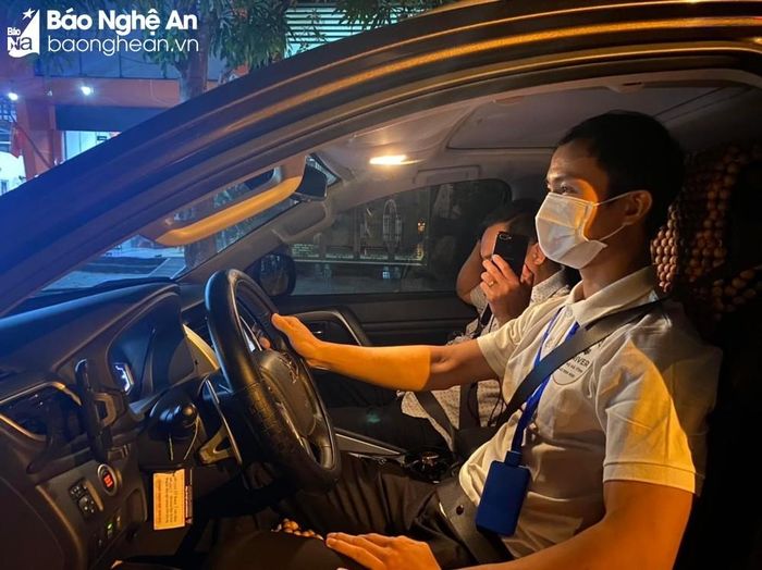 Thời gian gần đây, lượng khách tìm đến dịch vụ lái xe hộ tăng đột biến. Ảnh: Thanh Phúc