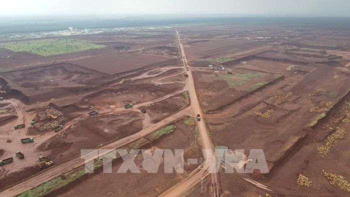 Máy móc, phương tiện san nền tại sân bay Long Thành. Ảnh: TTXVN