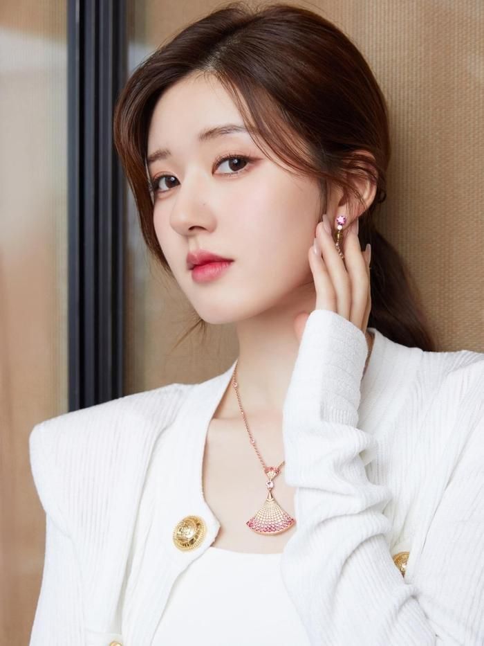 Dù nhiều lần nữ diễn viên được thanh minh, "giải vây" bởi các lùm xùm không đáng có. Tuy nhiên không ít người vẫn nghi ngờ về những tin đồn xoay quanh Triệu Lộ Tư