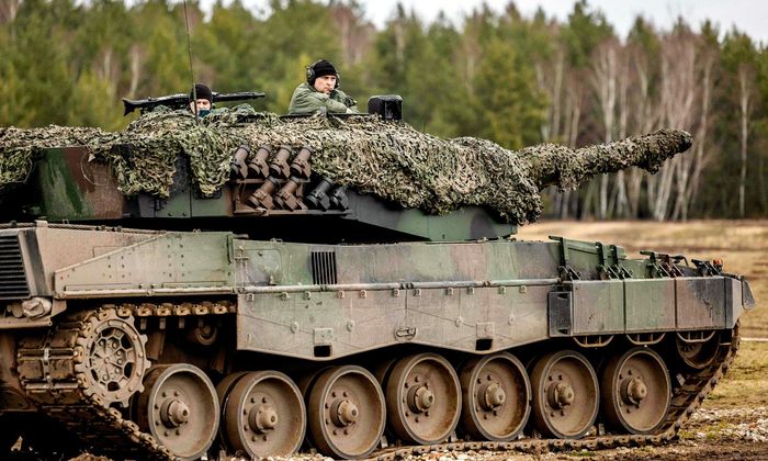 Lính Ukraine và Ba Lan trên xe tăng Leopard 2A4 trong buổi huấn luyện ở Swietoszow, Ba Lan. Ảnh: AFP.