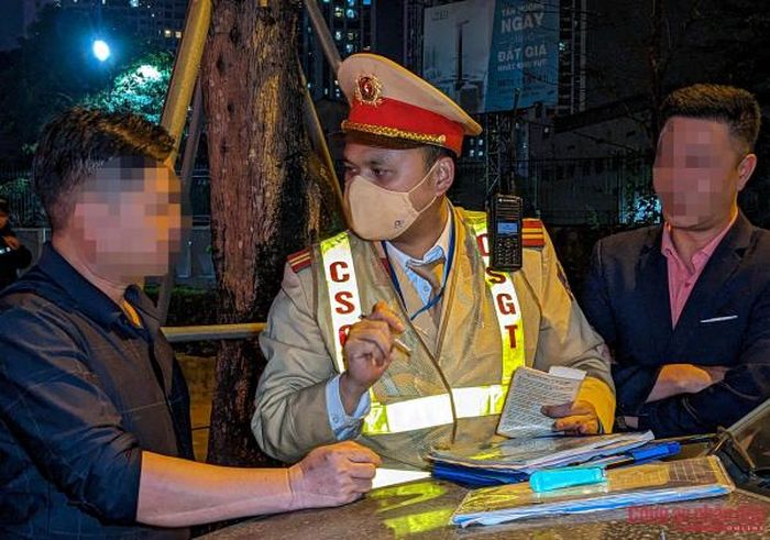 Trong quá trình lập biên bản, một người đàn ông đi cùng xe gọi nhiều cuộc điện thoại "cầu cứu" và liên tục đưa điện thoại cho cán bộ tổ công tác nghe. Sau nhiều lần từ chối, cán bộ tổ công tác đã nghe điện thoại và thông báo lỗi vi phạm của tài xế, cho họ biết là vi phạm đến đâu xử lý đến đó và kiên quyết lập biên bản, tạm giữ phương tiện.