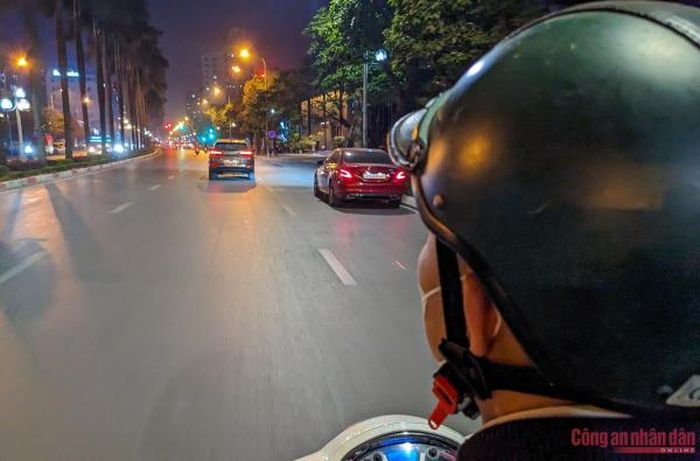 Khoảng 22h, một nhóm đàn ông rời khỏi quán nhậu trên đường Lê Đức Thọ và lái xe ô tô BKS 30F-669.XX di chuyển về hướng SVĐ Mỹ Đình. Trung úy Thịnh lập tức bám theo và điện đàm cho tổ tuần tra lưu động phối hợp.
