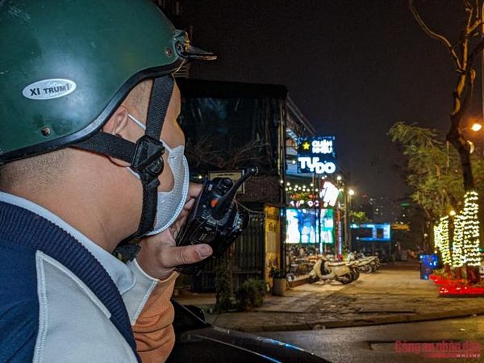Ghi nhận tại nhiều quán bia, nhà hàng nằm ở địa bàn quận Cầu Giấy cũng như Nam Từ Liêm, lượng khách đông và nhiều khả năng trong đó có không ít người vẫn cố tình lái xe sau khi nhậu. Cán bộ CSGT hóa trang theo dõi chặt từng trường hợp đi ra từ quán nhậu, nếu có dấu hiệu vi phạm sẽ phối hợp nhanh với tổ tuần tra lưu động chặn dừng, kiểm tra.