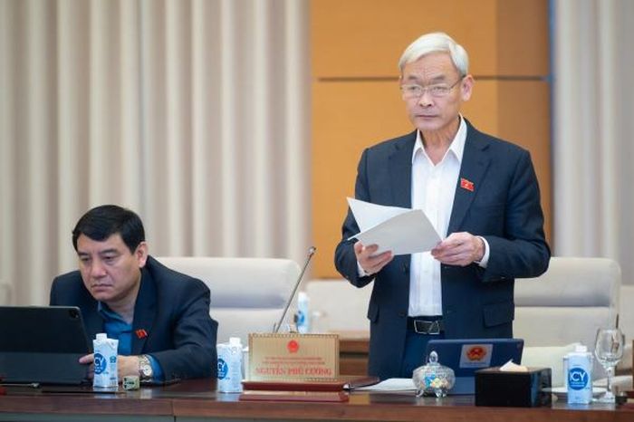 Chủ nhiệm Ủy ban Tài chính, Ngân sách của Quốc hội Nguyễn Phú Cường báo cáo tại phiên họp.