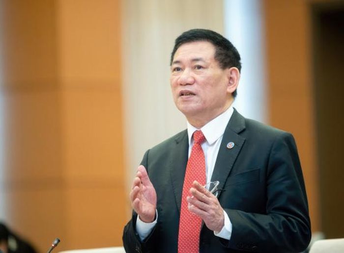 Bộ trưởng Bộ Tài chính Hoàng Đức Phớc tiếp thu, giải trình ý kiến đại biểu nêu.