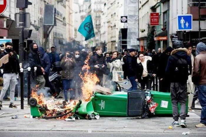 Người dân tuần hành phản đối kế hoạch cải cách tuổi nghỉ hưu ở Paris, ngày 11/3. ảnh: Reuters