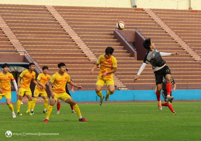 Quang Thịnh (bìa trái) đeo băng thủ quân U23 Việt Nam thay Duy Cương trong trận giao hữu với Phú Thọ có thể đá chính ở hàng hậu vệ.Ảnh: VFF