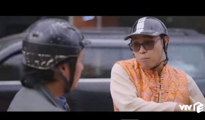Tú rất mến Tố (NSND Bùi Như Lai) và có nhiều phân cảnh hài hước khi theo đuổi "một người vô tâm".