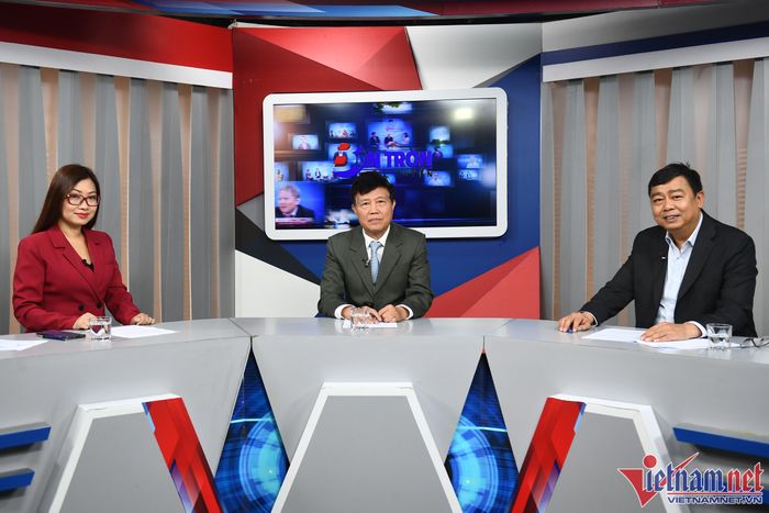 VietNamNet đã tổ chức bàn tròn "Giải pháp để sớm ổn định hoạt động đăng kiểm" với sự tham gia của ông Nguyễn Tô An, Phó Cục trưởng Cục Đăng kiểm Việt Nam và ông Nguyễn Văn Quyền, Chủ tịch Hiệp hội Vận tải ô tô Việt Nam. Ảnh: Hoàng Hà.
