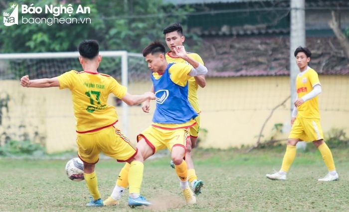 Trước ngày lên đường, U19 Sông Lam Nghệ An kết hợp với lứa cầu thủ sinh năm 2005 để chia thành 2 đội thi đấu nội bộ, nhằm giúp ban huấn luyện rà soát lại từng cá nhân, cũng như khắc phục những thiếu sót trong chiến thuật. Ảnh: Đức Anh