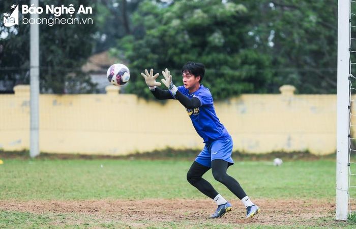 Người trấn giữ khung thành của U19 Sông Lam Nghệ An là tuyển thủ U20 Việt Nam - Cao Văn Bình. Thủ môn này đã để lại ấn tượng mạnh ở Giải U20 châu Á 2023 vừa qua. Ảnh: Đức Anh
