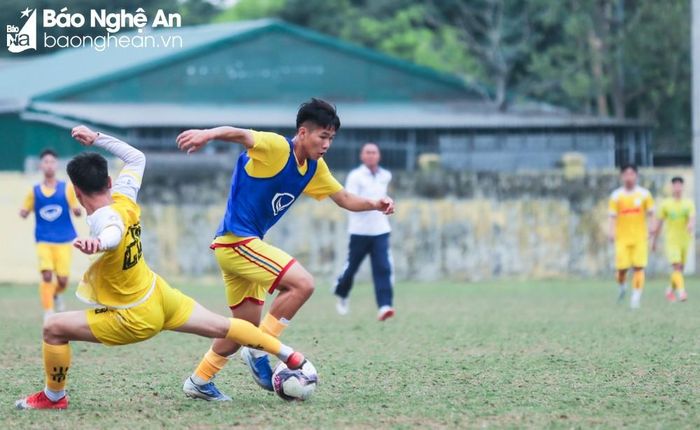 Trên hàng công của U19 Sông Lam Nghệ An vẫn còn có thêm những cầu thủ như Trương Công Lực, Trương Văn Tuyển - đây là những cầu thủ có phẩm chất kỹ thuật tương đối tốt. Nếu U19 Sông Lam Nghệ An được bổ sung thêm những nhân tố nổi bật ở U17 Sông Lam Nghệ An thì vẫn hoàn toàn có thể tạo nên bộ khung vững chắc. Ảnh: Đức Anh