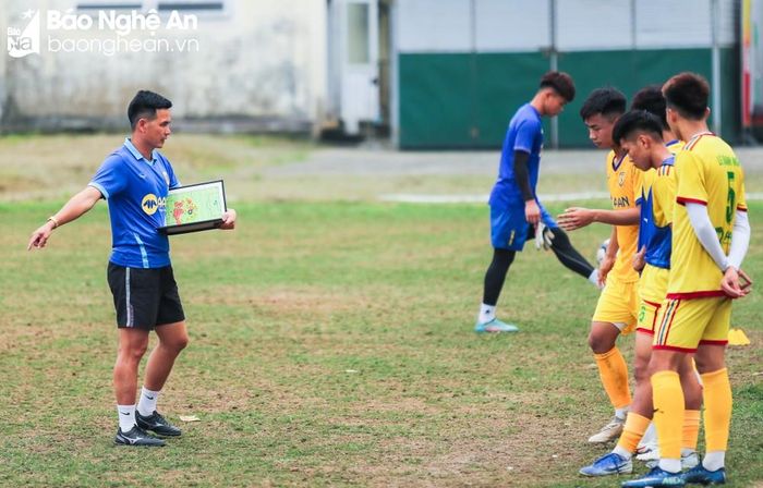 Bảng B vòng loại U19 Quốc gia 2023, gồm các đội bóng có chất lượng tương đối đồng đều. Tuy nhiên, nếu đội U19 vượt qua được những khó khăn như đã nêu trên, vẫn hoàn toàn có thể làm nên chuyện ở mùa giải này. Ảnh: Đức Anh