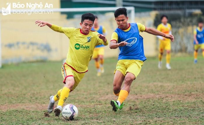 Nhân sự chính của U19 Sông Lam Nghệ An tham gia vòng loại U19 Quốc gia 2023 bao gồm 4 lứa tuổi (từ năm 2004 đến 2007). Trong đó, có khoảng 6 cầu thủ sinh từ năm 2006 đến năm 2007 đang tham gia Giải U17 Quốc gia 2023. Điều đó ảnh hưởng không nhỏ đến quá trình tập luyện của U19 Sông Lam Nghệ An. Ảnh: Đức Anh