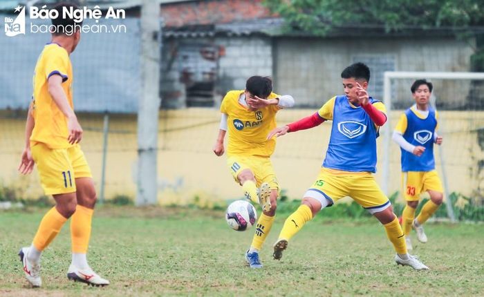Ở hàng thủ của U19 Sông Lam Nghệ An được đánh giá khá chắc chắn, với sự góp mặt của tuyển thủ U20 Việt Nam - Lê Nguyên Hoàng, cùng với đó là trung vệ Mai Hoàng. Cả hai đã cho thấy được khả năng hỗ trợ, phối hợp với nhau khá ăn ý. Ảnh: Đức Anh