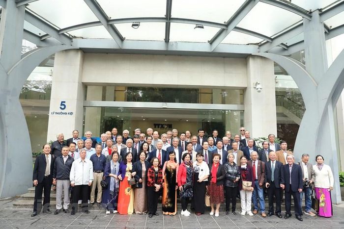  Trên tinh thần đó, Việt Nam Thông tấn xã tổ chức tuyển chọn, đào tạo lớp phóng viên đặc biệt (GP10) để chi viện cho chiến trường miền Nam nói chung và Thông tấn xã Giải phóng nói riêng, nhằm đảm bảo cho dòng tin không bị gián đoạn. (Ảnh: Hoài Nam/Vietnam+) 