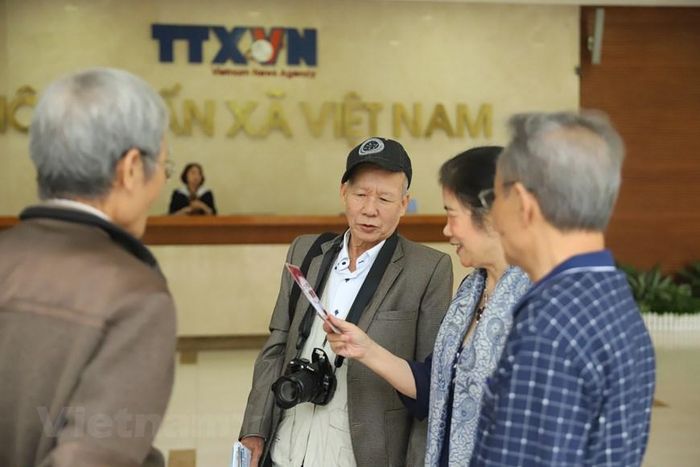  Tới nay, đã tròn 50 năm ngày họ lên chuyến tàu rời miền Bắc (16/3/1973), mang theo hành trang là cuốn sổ, cây bút, chiếc máy ảnh... để chiến đấu và tác nghiệp, giữ cho dòng tin chảy mãi. (Ảnh: Hoài Nam/Vietnam+) 