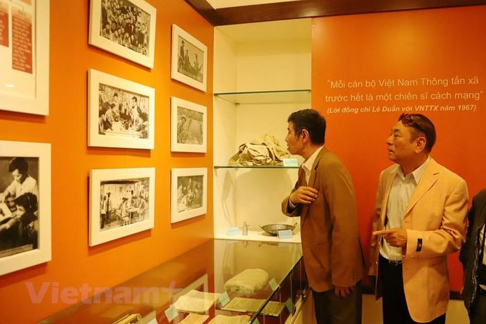  Đoàn GP10 thăm phòng truyền thống của Thông tấn xã Việt Nam, nơi lưu giữ những hình ảnh về thời giữ mạch tin thông suốt trong khói lửa chiến tranh. (Ảnh: Hoài Nam/Vietnam+) 