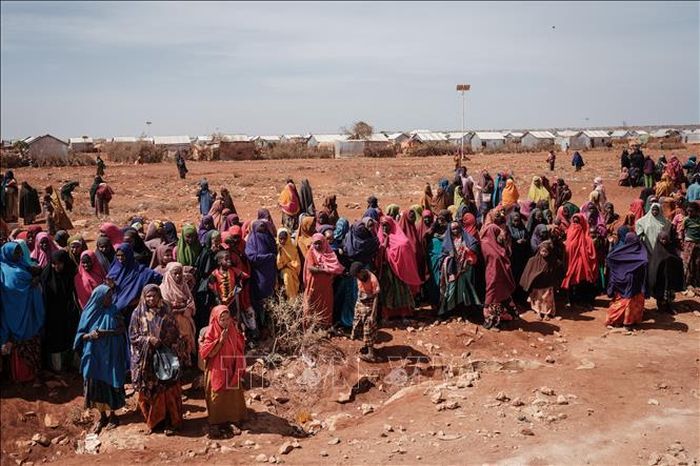 Người dân chờ nhận hàng viện trợ tại một trại tị nạn ở Baidoa, Somalia. Ảnh tư liệu: AFP/TTXVN