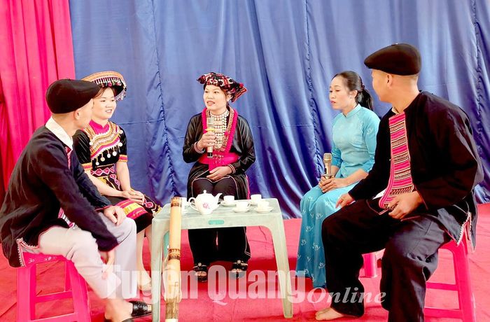Chị Bàn Thị Vĩnh (ngồi giữa) cùng thành viên đội văn nghệ tập luyện tiểu phẩm.