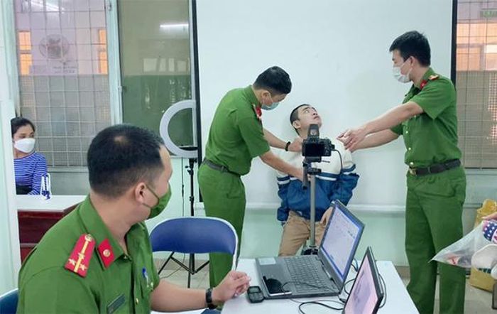 Công an phường An Hải Tây làm CCCD cho người tàn tật.