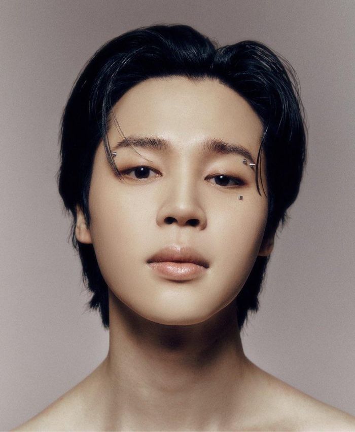  Jimin tên đầy đủ là Park Jimin, sinh năm 1995. Tháng 6/2013, anh ra mắt trong nhóm nhạc BTS với vị trí hát dẫn và nhảy chính. Trong quá trình hoạt động, Jimin đã phát hành 3 ca khúc solo gồm Lie, Serendipity và Filter. Đầu tháng 1, nam thần tượng góp giọng trong ca khúc Vibe của Taeyang. Nhờ giai điệu bắt tai, vũ đạo cuốn hút cùng những hình ảnh mãn nhãn của Taeyang và Jimin, MV Vibe được đông đảo khán giả yêu thích. Ảnh: Naver. 