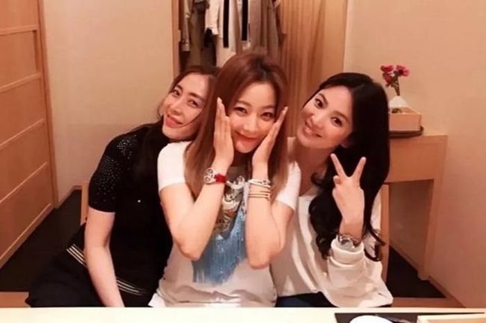 Tình bạn thân thiết của Kim Hee Sun, Song Hye Kyo và Song Yoon Ah