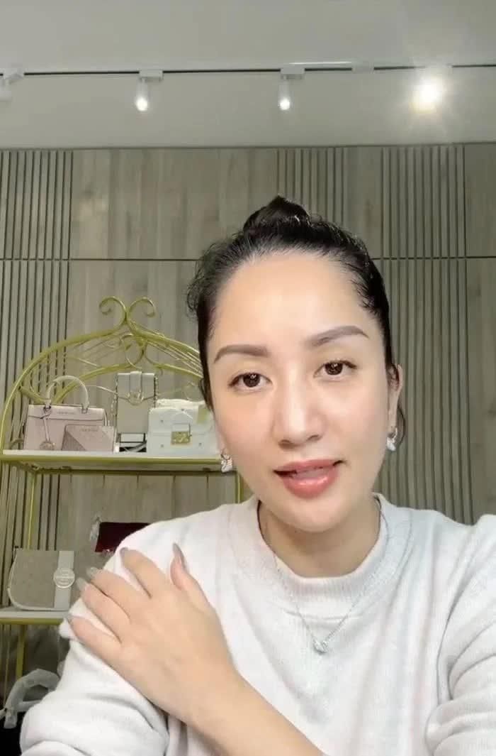Khánh Thi trong livestream bán hàng gần đây