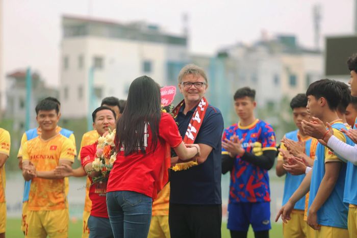 Tân HLV Philippe Troussier vui vẻ đón nhận và cảm ơn tấm chân tình của hội CĐV. Ông cũng mong rằng trong thời gian làm việc tại Việt Nam sẽ nhận được sự ủng hộ và cổ vũ của hội CĐV và người hâm mộ (Ảnh: Lệ Giang) 