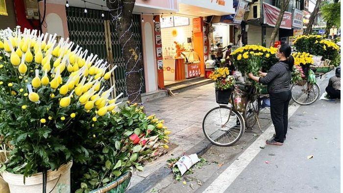 Những chiếc xe đạp chở đầy hoa sáng sớm Hà Nội.