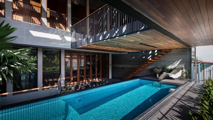  Các vật liệu tự nhiên như gỗ, đá kết hợp với bê tông tạo ra một bầu không khí nhiệt đới và thư giãn.
