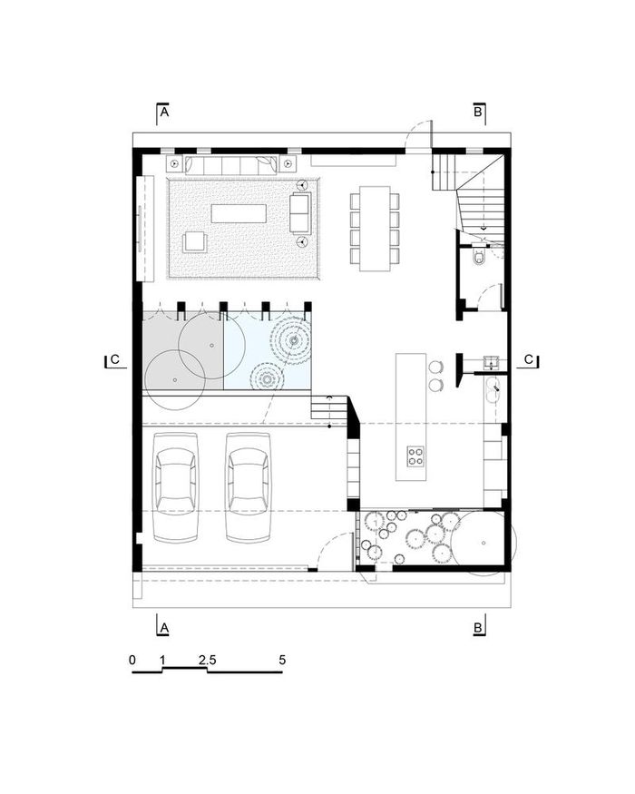 Ngôi nhà này được bố trí trong một diện tích hạn chế 12,5m x 14,5m nhưng lại đòi hỏi nhiều chức năng nên kiến trúc sư bố trí các khu vực sinh hoạt cơ bản như phòng khách, phòng ngủ ra phía sau trong khi các tiện ích khác như nhà bếp, nhà để xe, hồ bơi, nơi học tập được đưa ra phía trước.